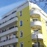 Нова жилищна сграда с жълта фасада с мазилка weberpas Clima 