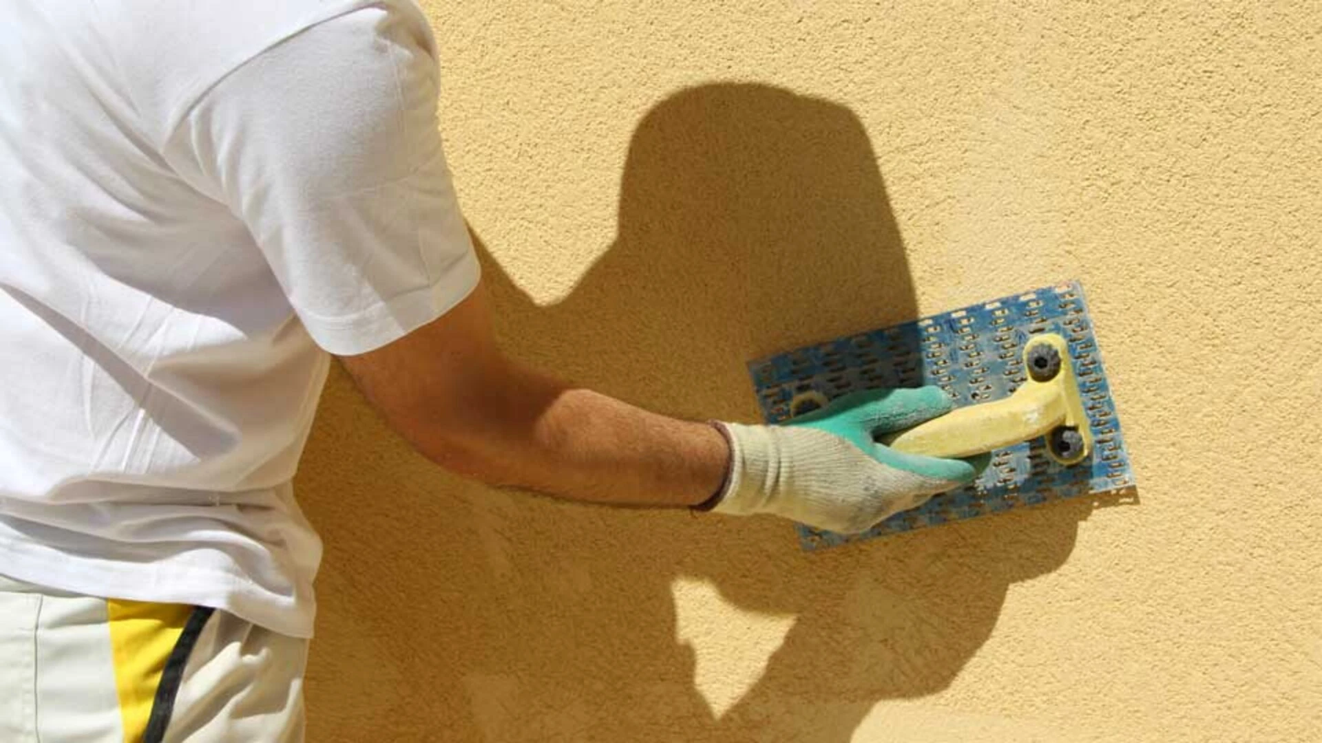 Полагане и структуриране на фасадна мазилка