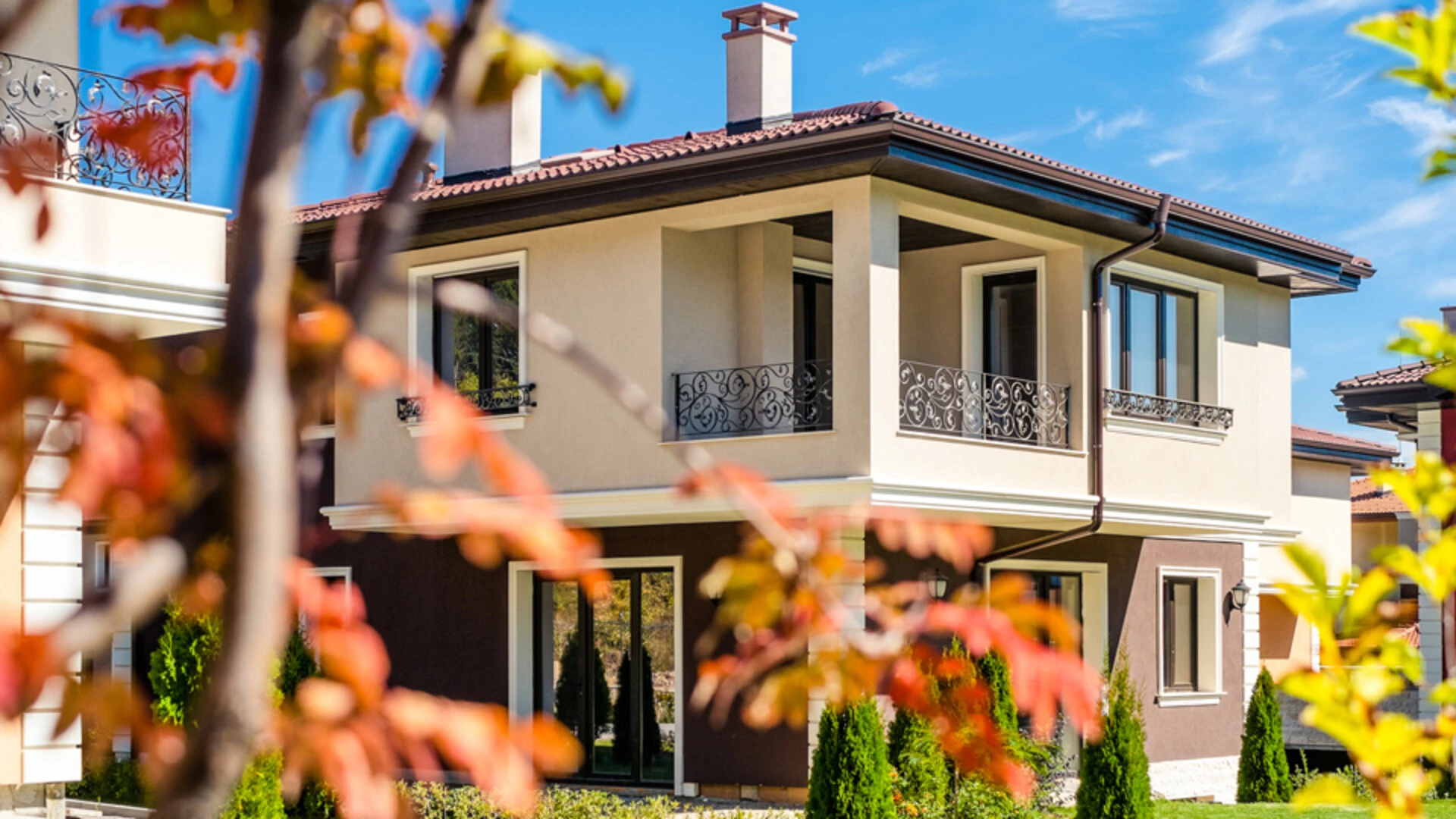 Къща с фасада в два цвята