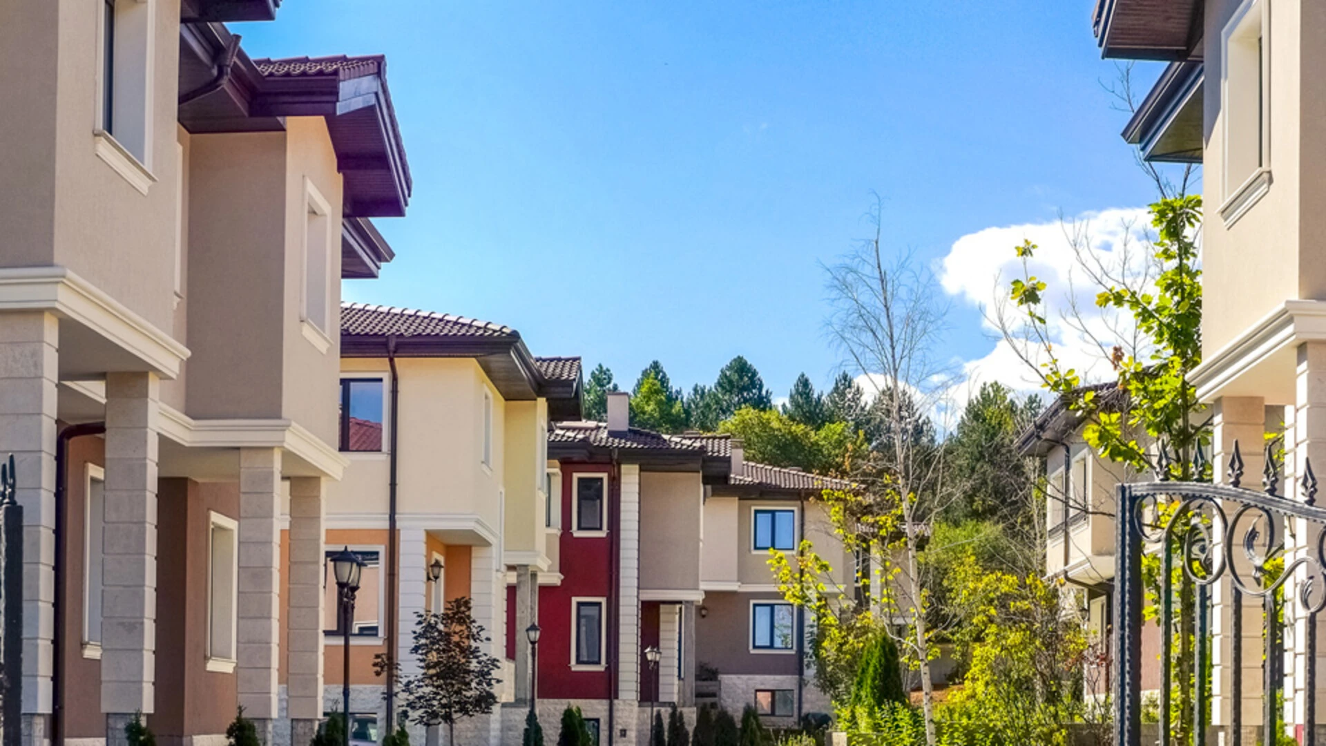 Къщи в двуцветна силикатна минерална мазилка weberpas Rock