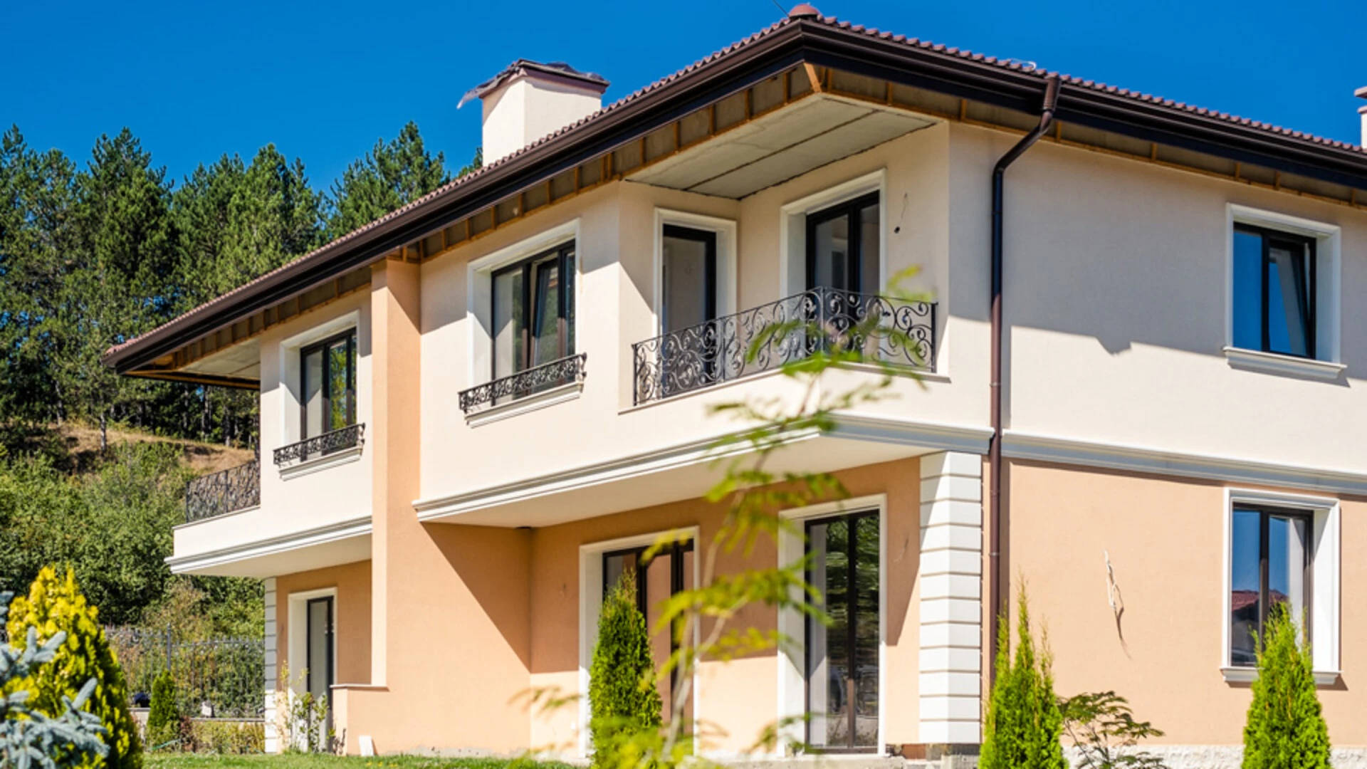 Къщa в двуцветна силикатна минерална мазилка weberpas Rock