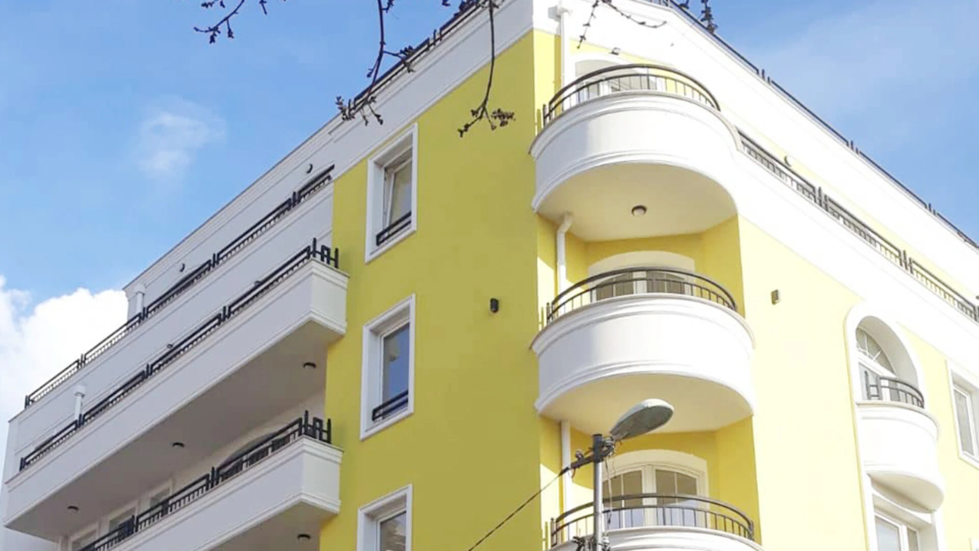 Жълта фасада 