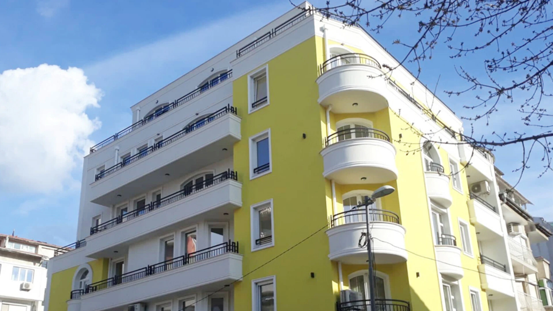 Нова жилищна сграда с жълта фасада с мазилка weberpas Clima 