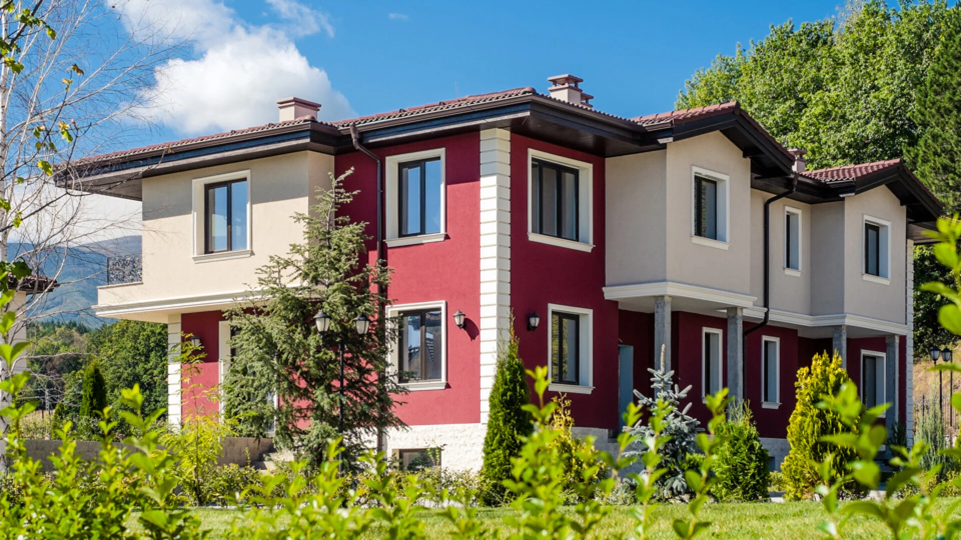 Двуфамилна къща с топлоизолация от Weber