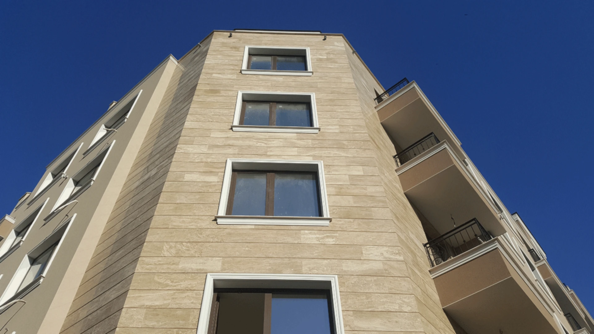 Сграда, облицована с плочки