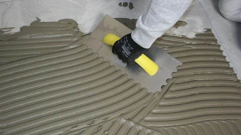 Правилни технологии за нанасяне на лепило за плочки